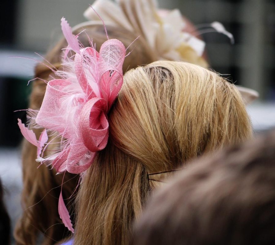 How to wear a fascinator